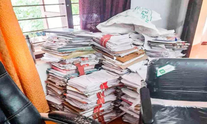 ഓഫിസ് മാറ്റം; പന്തളം നഗരസഭയിൽ ഉദ്യോഗസ്ഥ പടലപ്പിണക്കം ഓഫിസ് മാറ്റം; പന്തളം നഗരസഭയിൽ ഉദ്യോഗസ്ഥ പടലപ്പിണക്കം