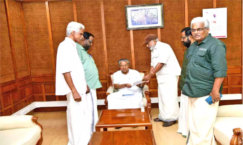 ചന്തേര റെയിൽവേ മേൽപാലം: മുഖ്യമന്ത്രിക്ക് നിവേദനം നൽകി ചന്തേര റെയിൽവേ മേൽപാലം: മുഖ്യമന്ത്രിക്ക് നിവേദനം നൽകി
