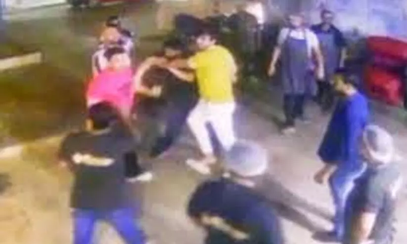 ബില്ലടക്കാൻ ആവശ്യപ്പെട്ടതിന് റസ്റ്ററന്‍റ് ജീവനക്കാരനെ മദ്യപിച്ചെത്തിയവർ മർദിച്ചു