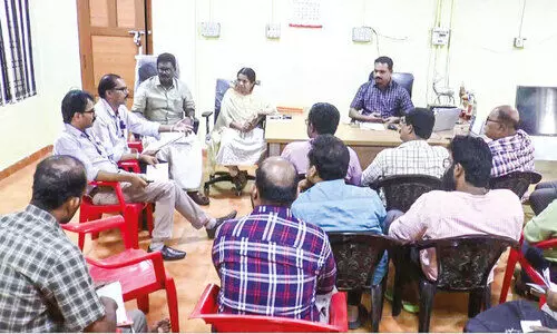 പൊന്നാനി കർമ റോഡരികിലെ കൈയേറ്റം; നടപടിക്കൊരുങ്ങി റവന്യൂ വകുപ്പ് പൊന്നാനി കർമ റോഡരികിലെ കൈയേറ്റം; നടപടിക്കൊരുങ്ങി റവന്യൂ വകുപ്പ്