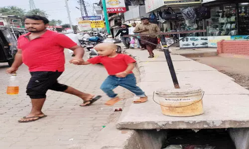 പൂനൂർ ടൗണിൽ ഓവുചാലിന് മൂടിയില്ല; നടപ്പാതയിൽ ചതിക്കുഴി പൂനൂർ ടൗണിൽ ഓവുചാലിന് മൂടിയില്ല; നടപ്പാതയിൽ ചതിക്കുഴി