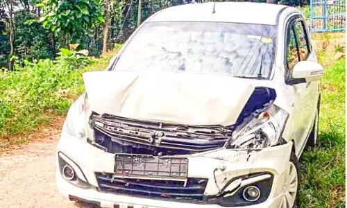 അപകടമുണ്ടാക്കി നിർത്താതെപോയ കാർ ഉപേക്ഷിച്ചനിലയിൽ