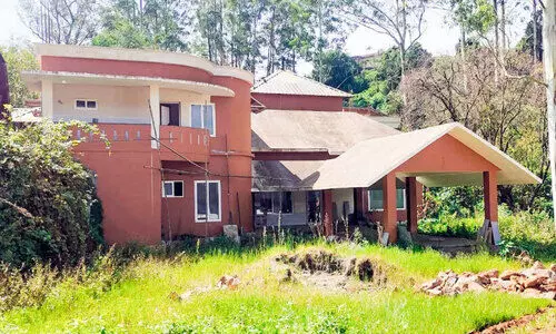 പ്ര​വ​ർ​ത്ത​നം ആ​രം​ഭി​ക്കാ​തെ; മൂ​ന്നാ​റി​ലെ സ​ർ​ക്കാ​ർ  അ​തി​ഥി മ​ന്ദി​രം