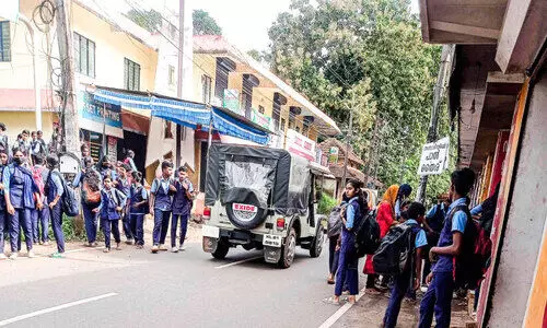 അപകട ഭീഷണി ഉയർത്തി   ചുങ്കപ്പാറ ഹൈസ്കൂൾ പടി
