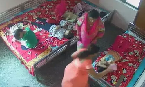 കുട്ടികളുടെ സംര‍ക്ഷണകേന്ദ്രത്തിൽ പ്രായപൂർത്തിയാകാത്ത പെൺകുട്ടിയെ ചെരുപ്പ് കൊണ്ട് തല്ലിയ ഉദ്യോഗസ്ഥക്ക് സസ്പെൻഷൻ