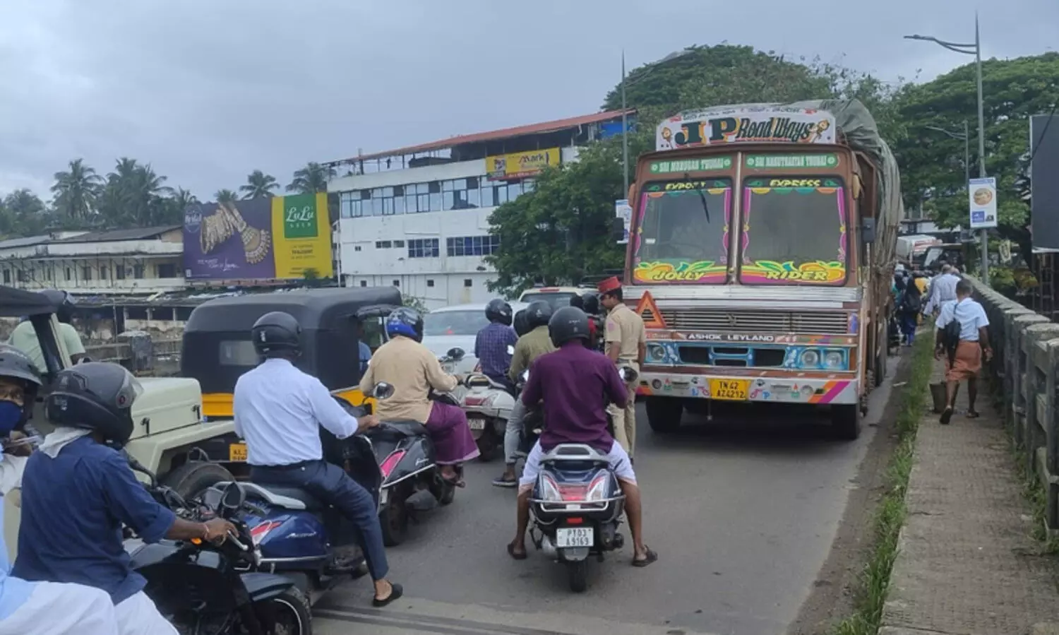 മാഹിയിൽ ഡീസലടിക്കാൻ വരുന്നതിനിടെ ഇന്ധനം തീർന്നു; മാഹിപ്പാലത്തിൽ ലോറി കിടന്നത് അര മണിക്കൂറോളം