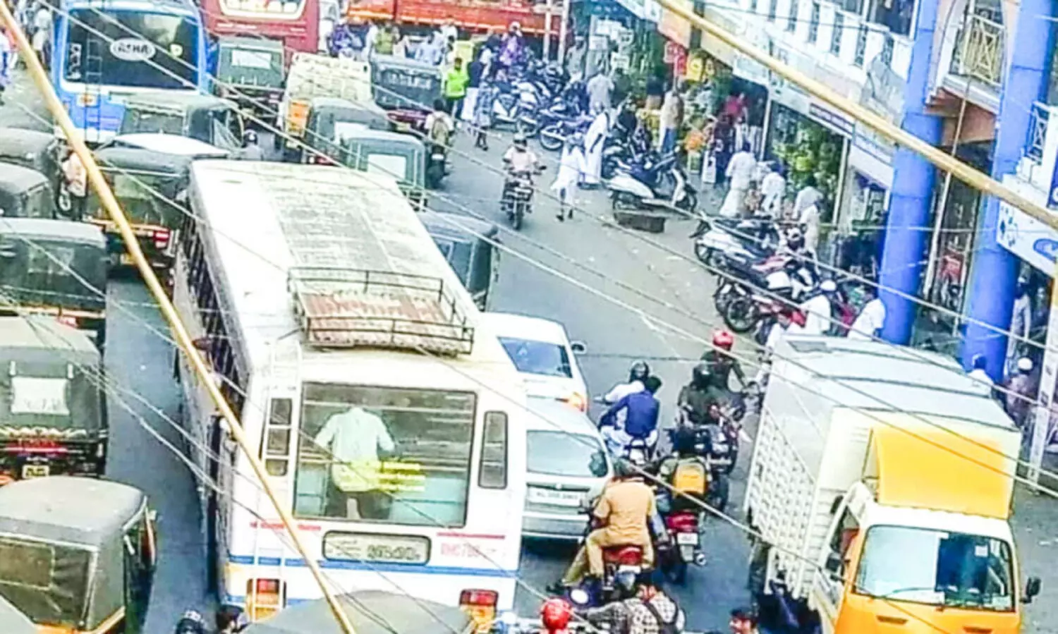 ‘ഇങ്ങനെ മതിയോ​ ഈരാറ്റുപേട്ട’; തോന്നുംപടിയാണ്​ പാർക്കിങ്