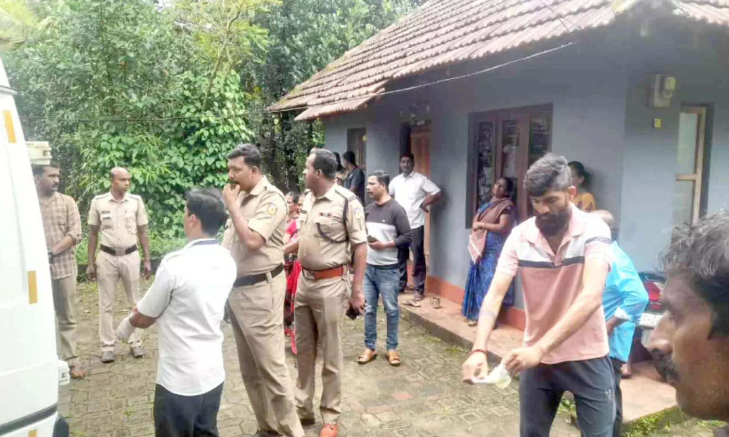 പൂട്ടിയിട്ട വീട്ടിൽ മോഷണം