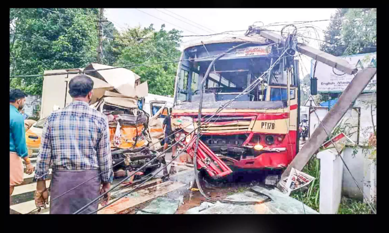 അലക്ഷ്യമായ ഡ്രൈവിങ്: എം.സി റോഡിൽ അപകടം പതിവ്​