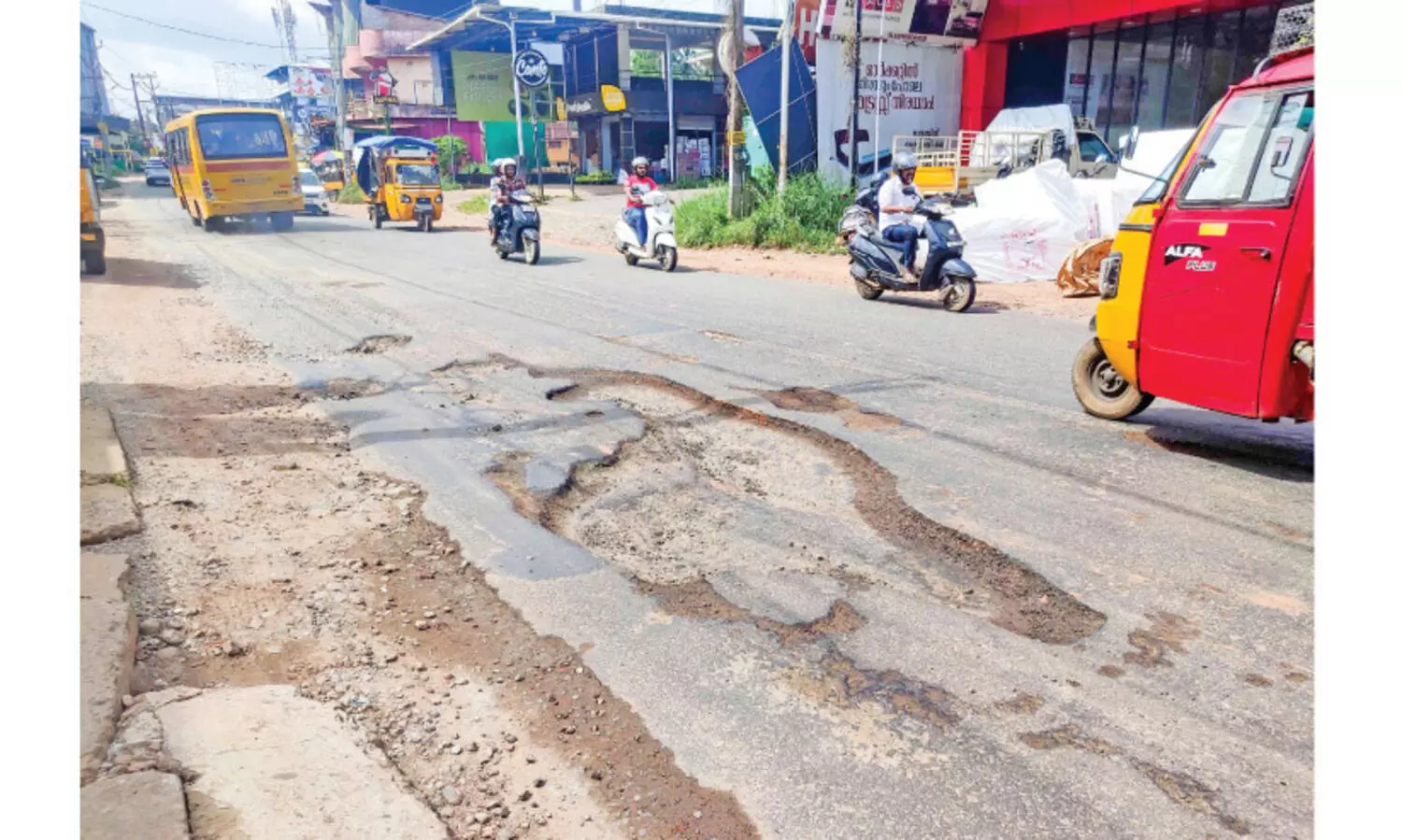 എ​ന്ന് ന​ന്നാ​കും ഈ ​റോ​ഡ്; മ​ഞ്ചേ​രി​യി​ൽ നി​ല​മ്പൂ​ർ റോ​ഡ് ത​ക​ർ​ന്ന​ത് യാ​ത്രാ​ദു​രി​തം തീ​ർ​ക്കു​ന്നു