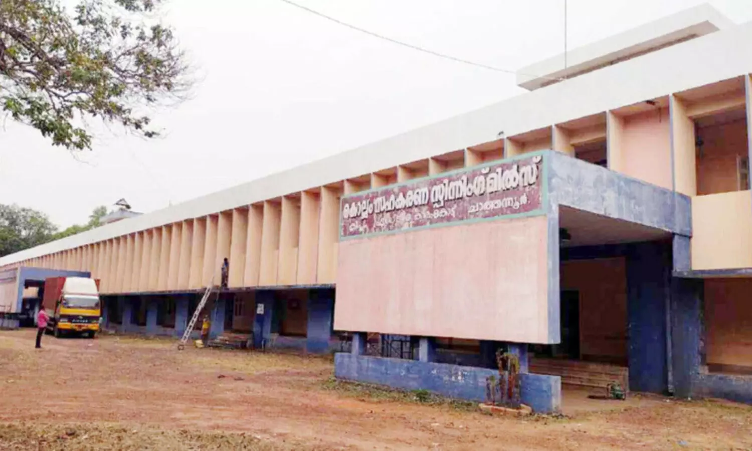 ചാത്തന്നൂർ സ്പിന്നിങ്​ മില്ല്​ തകർച്ചയിൽ; വഴിയാധാരമായി തൊഴിലാളികൾ