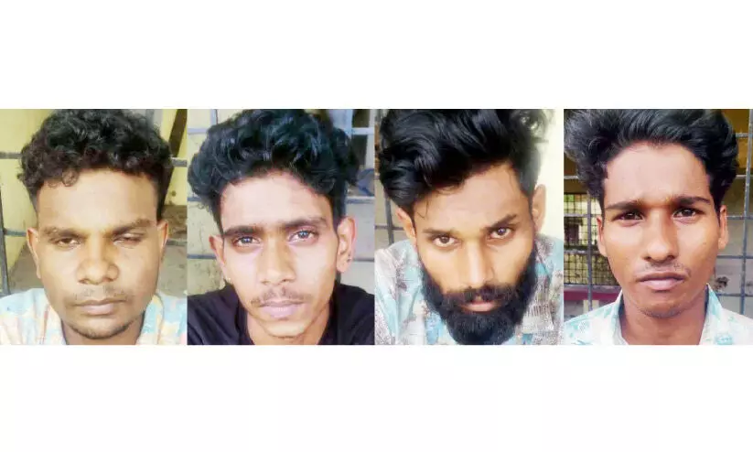 അഞ്ചുകിലോ കഞ്ചാവുമായി നാലുപേര് പിടിയിൽ അഞ്ചുകിലോ കഞ്ചാവുമായി നാലുപേര് പിടിയിൽ