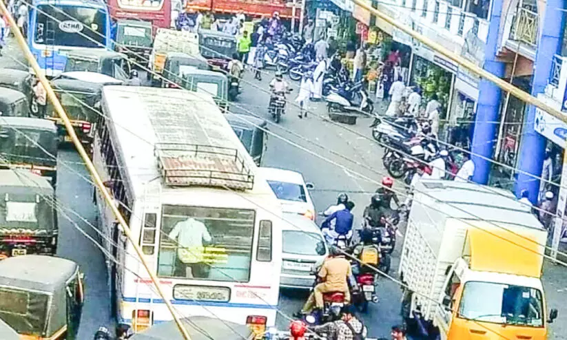 ‘ഇങ്ങനെ മതിയോ ഈരാറ്റുപേട്ട’; തോന്നുംപടിയാണ് പാർക്കിങ് ‘ഇങ്ങനെ മതിയോ ഈരാറ്റുപേട്ട’; തോന്നുംപടിയാണ് പാർക്കിങ്