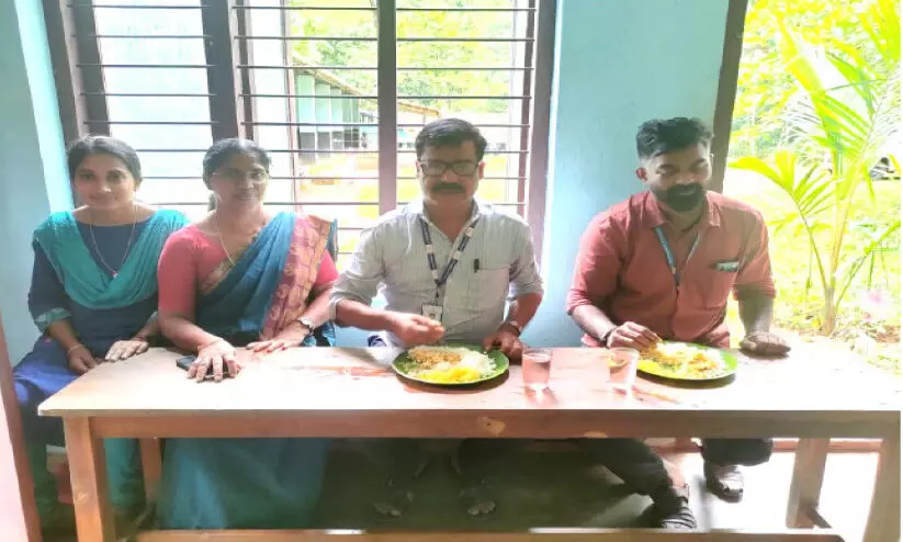 വ്യത്യസ്തനാമൊരു സപ്ലൈ ഓഫിസർ: സ്കൂളിലെ ഉച്ചഭക്ഷണം കഴിച്ച് ഗുണനിലവാര പരിശോധന