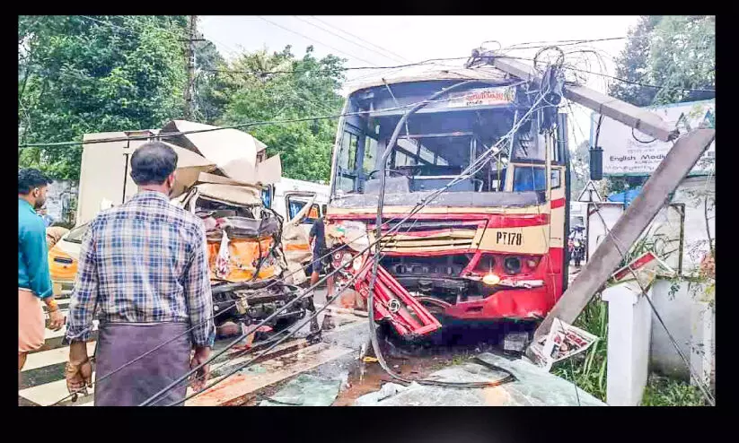 അലക്ഷ്യമായ ഡ്രൈവിങ്: എം.സി റോഡിൽ അപകടം പതിവ്​