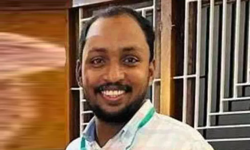 പരസ്യ ബോർഡ് സ്ഥാപിക്കുന്നതിനിടെ യുവാവ് ഷോക്കേറ്റ് മരിച്ചു പരസ്യ ബോർഡ് സ്ഥാപിക്കുന്നതിനിടെ യുവാവ് ഷോക്കേറ്റ് മരിച്ചു