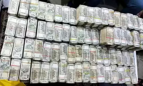 മൂന്ന് ലക്ഷം കൈക്കൂലി വാങ്ങിയ റെയിൽവേ ഉദ്യോഗസ്ഥനെ അറസ്റ്റ് ചെയ്ത് സി.ബി.ഐ; പിടിച്ചെടുത്തത് 2.61 കോടി രൂപ