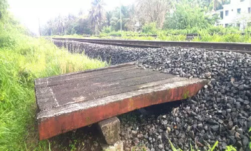 റെയിൽവേ ട്രാക്കിന് സമീത്തെ സ്ലീപ്പറുകൾ ഇരിപ്പിടമാക്കി സാമൂഹിക ദ്രോഹികൾ