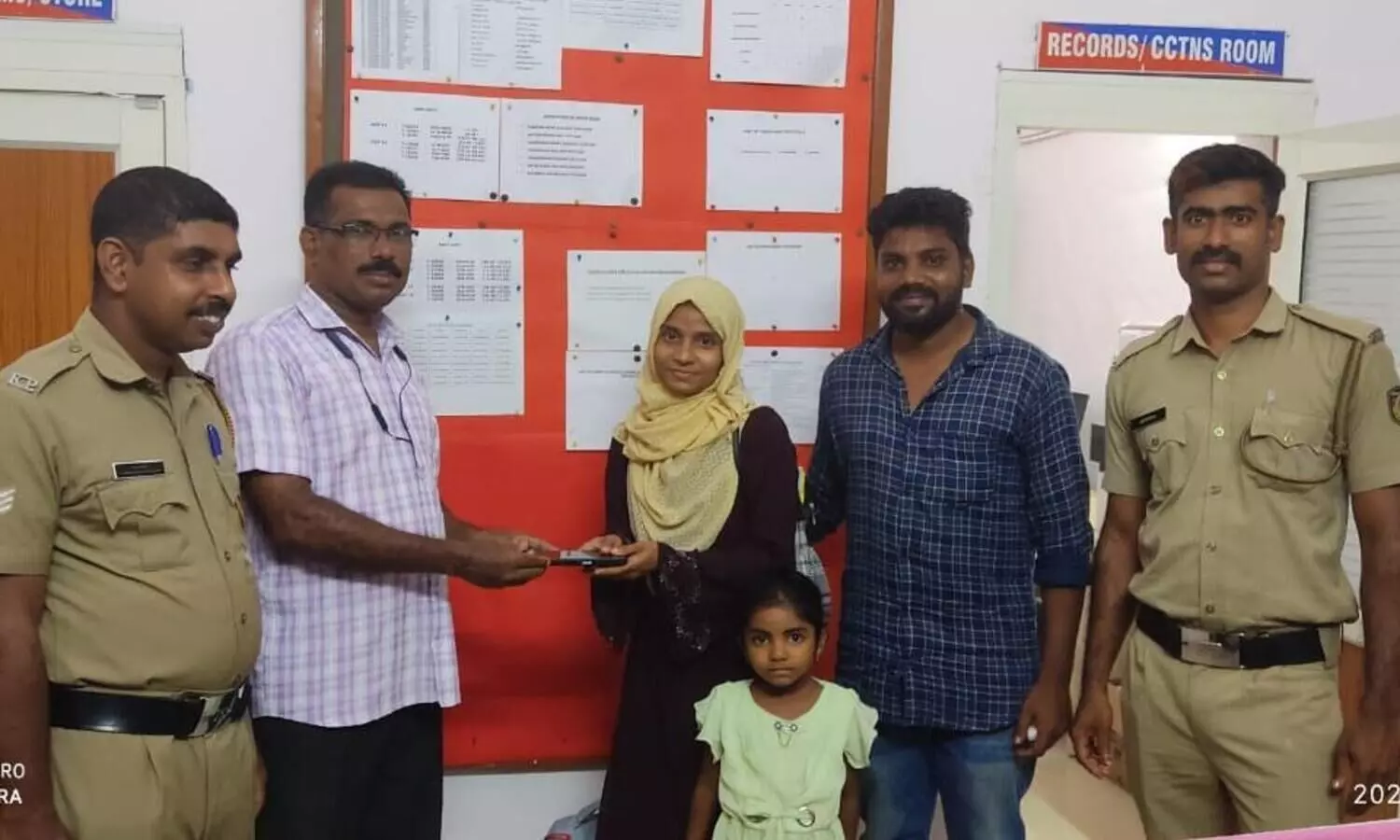 ട്രെയിൻ യാത്രക്കിടെ ഫോൺ പുറത്തേക്ക് വീണു; ​വീ​ണ്ടെടുത്തുനൽകി റെയിൽവേ പൊലീസ്