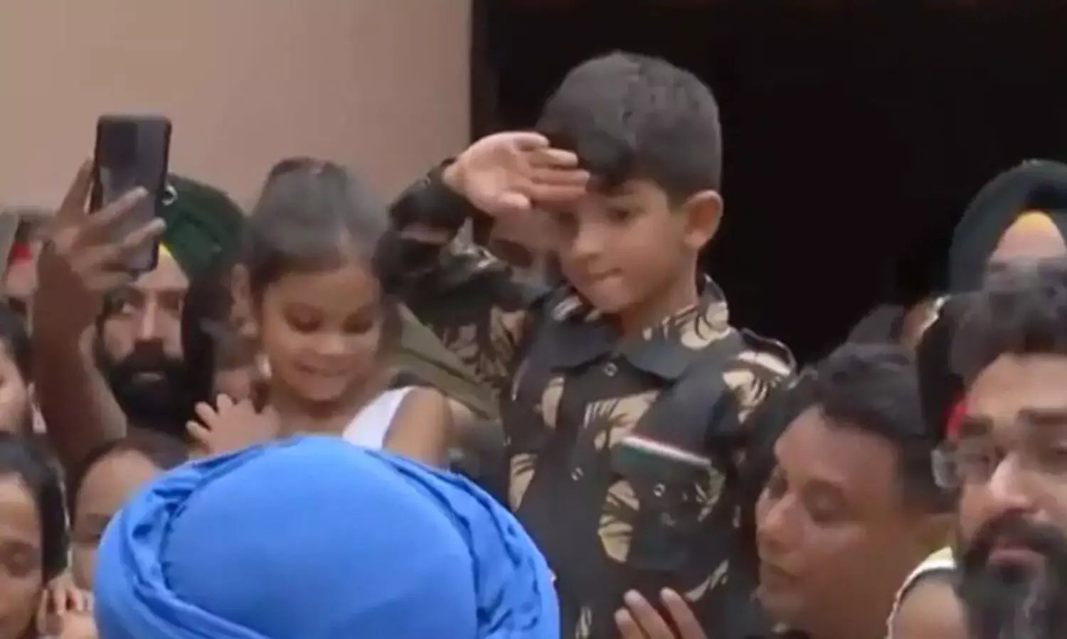 കേണൽ മൻപ്രീത് സിങ്ങിന് സൈനിക വേഷത്തിലെത്തിയ മകന്‍റെ സല്യൂട്ട്, ‘ജയ് ഹിന്ദ് പപ്പ’ -കണ്ണ് നനയിക്കുന്ന വിഡിയോ