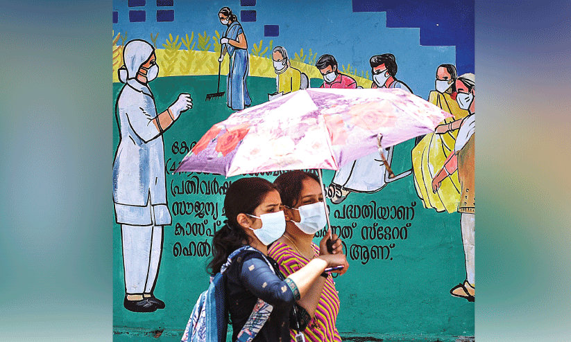 കോഴിക്കോട്ട് നിപ റിപ്പോർട്ട് ചെയ്തതിനെത്തുടർന്ന് മലപ്പുറം ജില്ലയിൽ ജാഗ്രത നിർദേശമുള്ളതിനാൽ മഞ്ചേരി മെഡിക്കൽ കോളജ് ആശുപത്രിയിൽ മാസ്ക് ധരിച്ച് പോകുന്നവർ