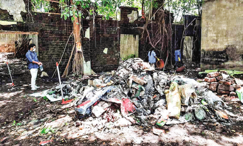 പാ​ണ്ടി​ക​ശാ​ല​യി​ലെ മാ​ലി​ന്യം ന​ഗ​ര​സ​ഭ​യു​ടെ നേ​തൃ​ത്വ​ത്തി​ൽ നീ​ക്കു​ന്നു