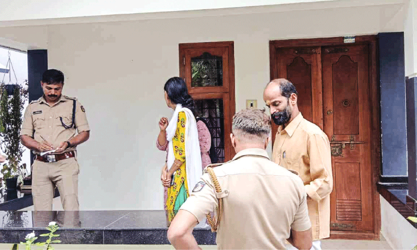 മ​ഞ്ചേ​രി അ​രു​കി​ഴാ​യ​യി​ൽ മോ​ഷ​ണം ന​ട​ന്ന വീ​ട്ടി​ൽ പൊ​ലീ​സ് എ​ത്തി​യ​പ്പോ​ൾ