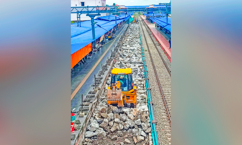 കോട്ടയം റെയിൽവേ സ്റ്റേഷനിൽ നവീകരണ പ്രവർത്തനങ്ങളുടെ ഭാഗമായി ഒന്നാം നമ്പർ ട്രാക്ക് നിവർത്തൽ ജോലികൾ ആരംഭിച്ചപ്പോൾ കോട്ടയം റെയിൽവേ സ്റ്റേഷനിൽ നവീകരണ പ്രവർത്തനങ്ങളുടെ ഭാഗമായി ഒന്നാം നമ്പർ ട്രാക്ക് നിവർത്തൽ ജോലികൾ ആരംഭിച്ചപ്പോൾ