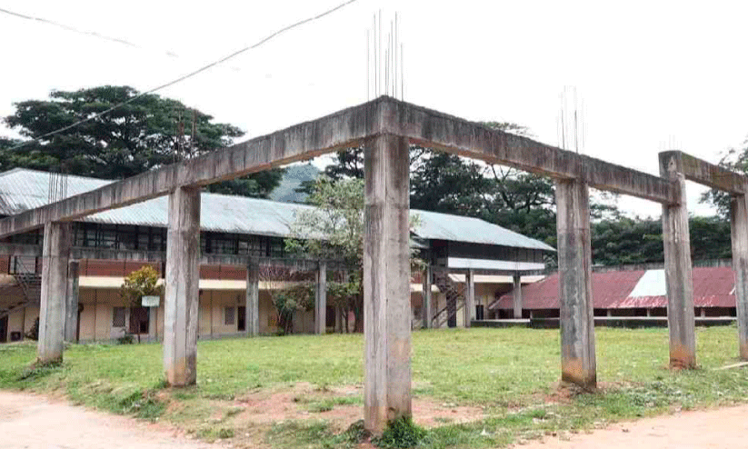 പാ​തി​വ​ഴി​യി​ൽ നി​ർ​മാ​ണം നി​ല​ച്ച അ​ടി​മാ​ലി ഗ​വ. ഹൈ​സ്കൂ​ൾ ഓ​പ​ൺ ഓ​ഡി​റ്റോ​റി​യം