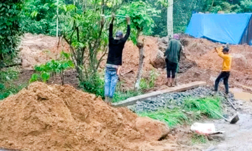 മലയോര ഹൈവേ നിർമാണത്തിനിടെ തോണിത്തടി ഭാഗത്ത് കെ.എസ്.ഇ.ബിയുടെ പോസ്റ്റുകൾ തൊഴിലാളികൾ ഇരുമ്പുകൂടം ഉപയോഗിച്ച് തകർക്കുന്നു മലയോര ഹൈവേ നിർമാണത്തിനിടെ തോണിത്തടി ഭാഗത്ത് കെ.എസ്.ഇ.ബിയുടെ പോസ്റ്റുകൾ തൊഴിലാളികൾ ഇരുമ്പുകൂടം ഉപയോഗിച്ച് തകർക്കുന്നു