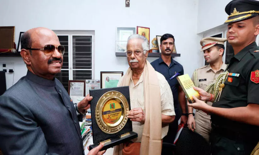 ടി. പത്മനാഭന് ദുർഗാഭാരത് സമ്മാൻ പുരസ്കാരം കൈമാറി ടി. പത്മനാഭന് ദുർഗാഭാരത് സമ്മാൻ പുരസ്കാരം കൈമാറി