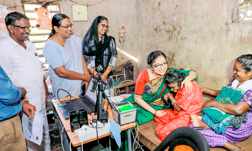 ക​ല​ക്ട​ർ ഡോ. ​ദി​വ്യ എ​സ്. അ​യ്യ​ർ റേ​ഷ​ൻകാ​ർ​ഡു​മാ​യി ഭി​ന്ന​ശേ​ഷി​ക്കാ​രി​യാ​യ ജ്യോ​തി​യെ കാ​ണാ​ൻ എ​ത്തി​യ​പ്പോ​ൾ