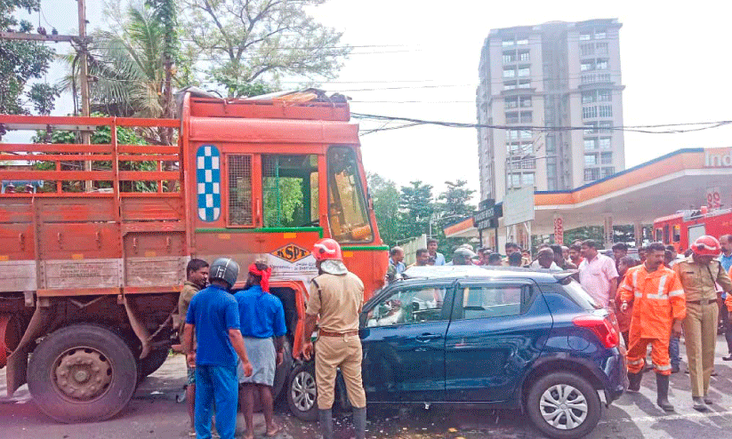 പെരുംതുരുത്തി ഇന്ത്യൻ ഓയിൽ പെട്രോൾ പമ്പിന് സമീപമുണ്ടായ അപകടം പെരുംതുരുത്തി ഇന്ത്യൻ ഓയിൽ പെട്രോൾ പമ്പിന് സമീപമുണ്ടായ അപകടം