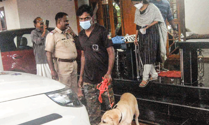 മോ​ഷ​ണ​ശ്ര​മം ന​ട​ന്ന ആ​ന​ക്ക​ര ആ​ന്തു​ര​വ​ള​പ്പി​ല്‍ നാ​സ​റി​ന്റെ വീ​ട്ടി​ല്‍ ഡോ​ഗ് സ്‌​ക്വാ​ഡ് പ​രി​ശോ​ധന നടത്തു​ന്നു