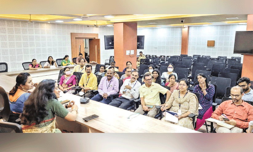 നിപ പ്രതിരോധ പ്രവര്ത്തനങ്ങളുമായി ബന്ധപ്പെട്ട് കലക്ടറുടെ നേതൃത്വത്തില് കലക്ടറേറ്റ് കോണ്ഫറന്സ് ഹാളില് നടന്ന യോഗം നിപ പ്രതിരോധ പ്രവര്ത്തനങ്ങളുമായി ബന്ധപ്പെട്ട് കലക്ടറുടെ നേതൃത്വത്തില് കലക്ടറേറ്റ് കോണ്ഫറന്സ് ഹാളില് നടന്ന യോഗം