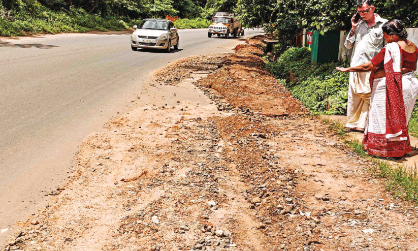 അപകട ഭീഷണിയുള്ള കണ്ണംബരിയാരം വളവ് മങ്കര പഞ്ചായത്ത് പ്രസിഡന്റ് എം.എൻ. ഗോകുൽദാസ് സന്ദർശിക്കുന്നു അപകട ഭീഷണിയുള്ള കണ്ണംബരിയാരം വളവ് മങ്കര പഞ്ചായത്ത് പ്രസിഡന്റ് എം.എൻ. ഗോകുൽദാസ് സന്ദർശിക്കുന്നു