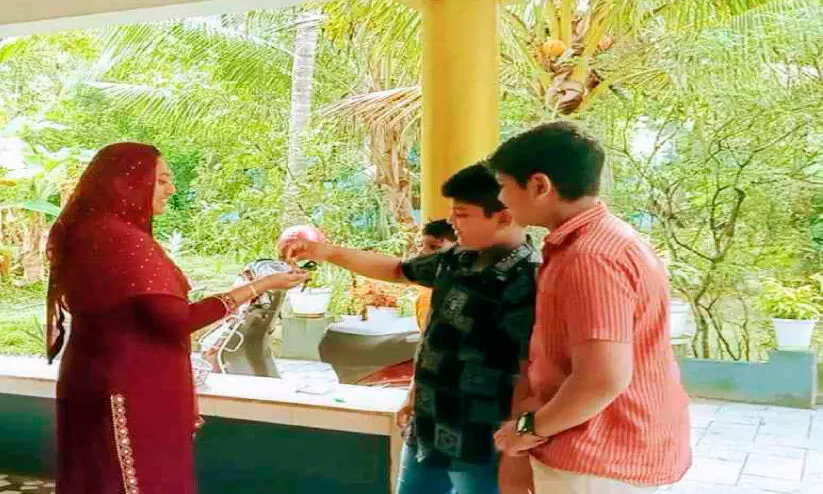 ക​ള​ഞ്ഞു​കി​ട്ടി​യ ആ​ഭ​ര​ണം ഉ​ട​മ​ക്ക്​ കൈ​മാ​റി കു​ട്ടി​ക​ൾ