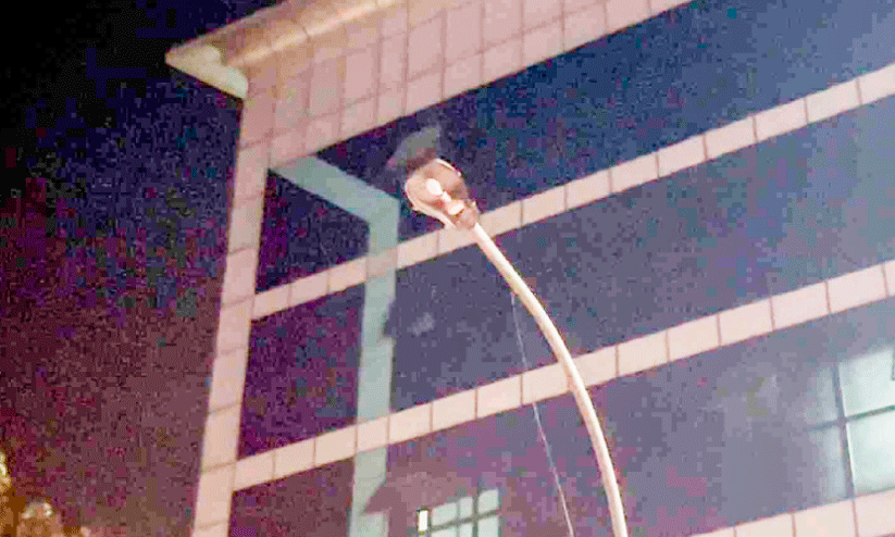 ന​ഗ​ര​ത്തി​ലെ തെ​ളി​യാ​ത്ത വ​ഴി​വി​ള​ക്കു​ക​ൾ