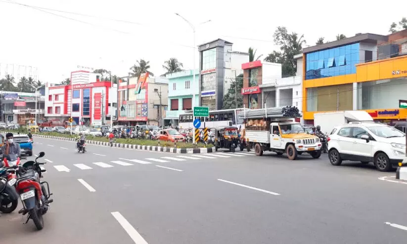 സിഗ്നൽ ലൈറ്റില്ല; കൊടിനടയിൽ അപകടക്കൊടി സിഗ്നൽ ലൈറ്റില്ല; കൊടിനടയിൽ അപകടക്കൊടി
