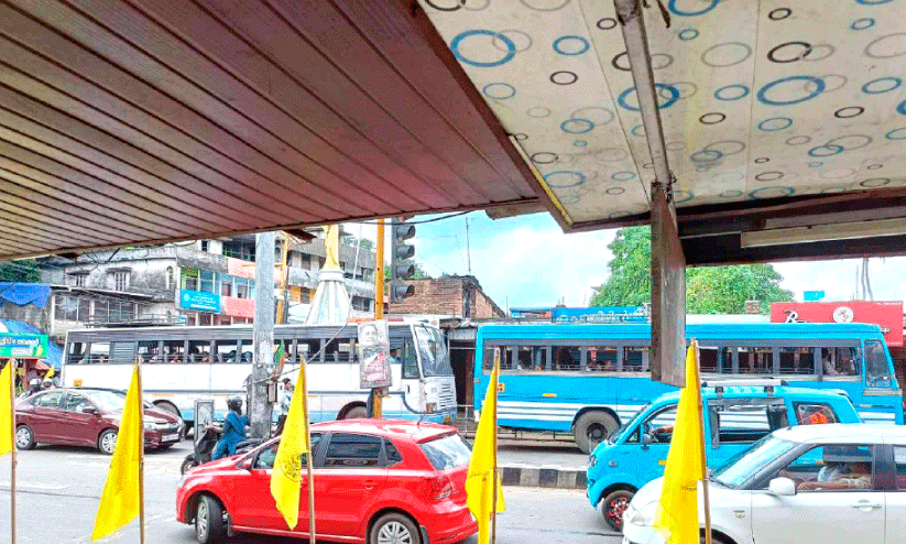 ചാരുംമൂട്ടിൽ നിയമം ലംഘിച്ച് കൊല്ലം-തേനി ദേശീയപാതക്ക് കുറുകെ നിർത്തിയ ബസ് ചാരുംമൂട്ടിൽ നിയമം ലംഘിച്ച് കൊല്ലം-തേനി ദേശീയപാതക്ക് കുറുകെ നിർത്തിയ ബസ്