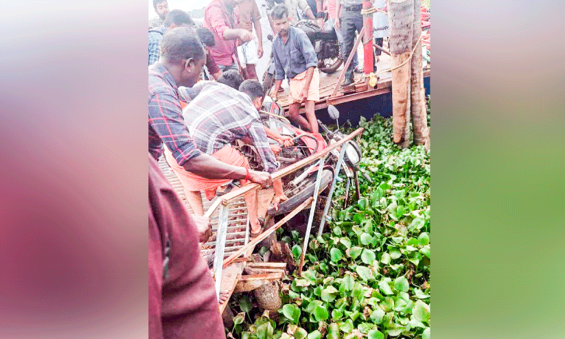 നേ​രെ​ക്ക​ട​വ് ജെ​ട്ടി​യി​ൽ ക​ഴി​ഞ്ഞ​ദി​വ​സ​മു​ണ്ടാ​യ അ​പ​ക​ടം