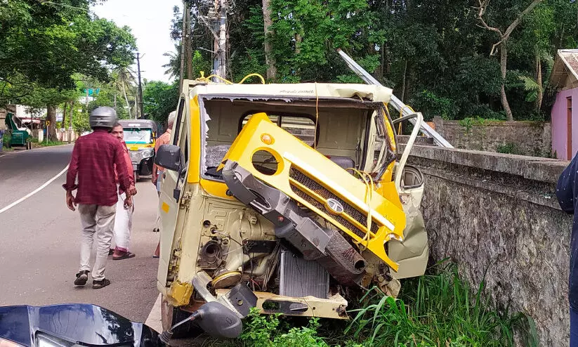പിക്-അപ് വാന് മറിഞ്ഞ് രണ്ടുപേര്ക്ക് ഗുരുതര പരിക്ക് പിക്-അപ് വാന് മറിഞ്ഞ് രണ്ടുപേര്ക്ക് ഗുരുതര പരിക്ക്