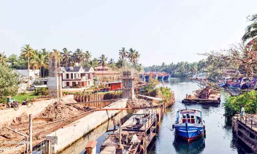 ഉറപ്പ് തരാതെ തൃക്കുന്നപ്പുഴ പാലം പൊളിക്കാൻ അനുവദിക്കില്ലെന്ന് ജനപ്രതിനിധികൾ