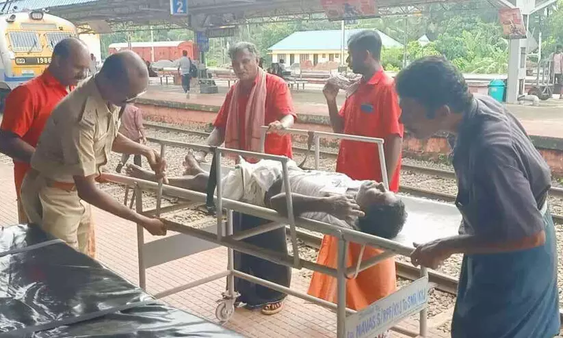 മദ്യലഹരിയിൽ യാത്രക്കാരൻ ശുചി മുറിയിൽ കുടുങ്ങി: പരശുറാം എക്സ്പ്രസ് 20 മിനിറ്റ് വൈകി