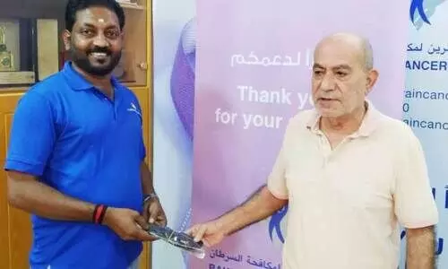 അ​ർ​ബു​ദ രോ​ഗി​ക​ൾ​ക്കാ​യി മു​ടി ദാ​നം ന​ൽ​കി സ​ദാ​ന​ന്ദ​ൻ