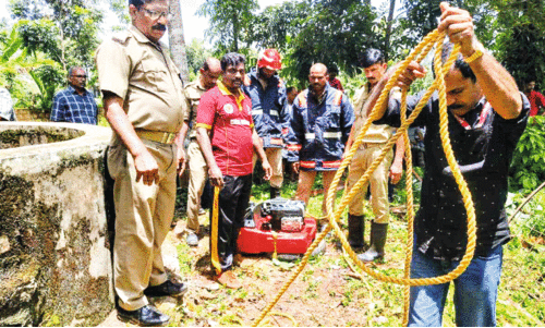 അ​ങ്ങാ​ടി​പ്പു​റം പ​രി​യാ​പു​ര​ത്ത് കി​ണ​റു​ക​ളി​ൽ വെ​ള്ള​ത്തി​നു മു​ക​ളി​ൽ അ​ടി​ഞ്ഞ ഡീ​സ​ൽ പാ​ട ഫ്ലോ​ട്ട് പ​മ്പ് ഉ​പ​യോ​ഗി​ച്ച് അ​ഗ്നി​ര​ക്ഷാ​സേ​ന നീ​ക്കു​ന്നു