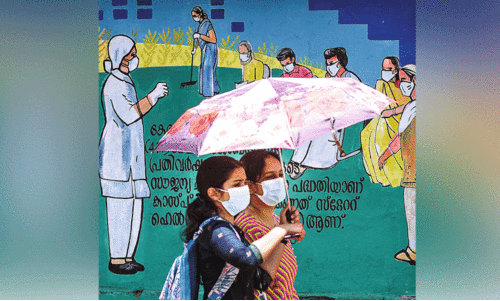 കോഴിക്കോട്ട് നിപ റിപ്പോർട്ട് ചെയ്തതിനെത്തുടർന്ന് മലപ്പുറം ജില്ലയിൽ ജാഗ്രത നിർദേശമുള്ളതിനാൽ മഞ്ചേരി മെഡിക്കൽ കോളജ് ആശുപത്രിയിൽ മാസ്ക് ധരിച്ച് പോകുന്നവർ