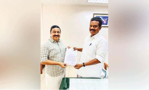 കോ​ള​നി​ക​ളു​ടെ പേ​ര് ‘സ​ദ്ഗ്രാ​മ​ങ്ങ​ൾ’​എ​ന്നാ​ക്ക​ണ​മെ​ന്നാ​വ​ശ്യ​പ്പെ​ട്ട് ന​ജീ​ബ് കാ​ന്ത​പു​രം എം.​എ​ൽ.​എ മ​ന്ത്രി കെ. ​രാ​ധാ​കൃ​ഷ്ണ​ന് നി​വേ​ദ​നം ന​ൽ​കു​ന്നു