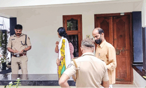 മഞ്ചേരി അരുകിഴായയിൽ മോഷണം നടന്ന വീട്ടിൽ പൊലീസ് എത്തിയപ്പോൾ മഞ്ചേരി അരുകിഴായയിൽ മോഷണം നടന്ന വീട്ടിൽ പൊലീസ് എത്തിയപ്പോൾ