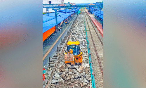 കോട്ടയം റെയിൽവേ സ്റ്റേഷനിൽ നവീകരണ പ്രവർത്തനങ്ങളുടെ ഭാഗമായി ഒന്നാം നമ്പർ ട്രാക്ക് നിവർത്തൽ ജോലികൾ ആരംഭിച്ചപ്പോൾ കോട്ടയം റെയിൽവേ സ്റ്റേഷനിൽ നവീകരണ പ്രവർത്തനങ്ങളുടെ ഭാഗമായി ഒന്നാം നമ്പർ ട്രാക്ക് നിവർത്തൽ ജോലികൾ ആരംഭിച്ചപ്പോൾ